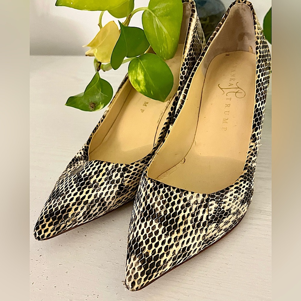 Ivanka Trump black patent leather pumps